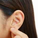 耳ツボマッサージの効果とは｜肩こりや腰痛を解消する耳のほぐし方